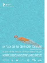 Ein Fisch, der auf dem Rücken schwimmt